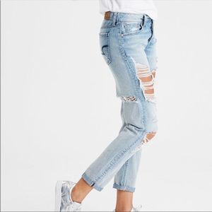 Distressed AEO Lightwash Tom Girl Jeans